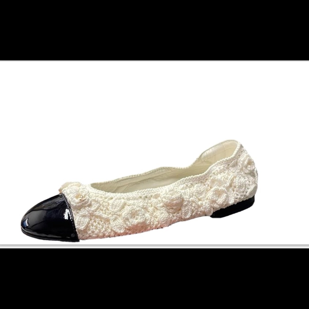 CHANEL
-
FLAT 
-
CROCHET / PATENT LEATHER
-
WHITE / BLACK
-
SIZE 37
-
NEW!